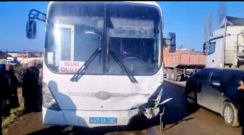 Qubada yük avtomobili avtobusla toqquşub, ölən var