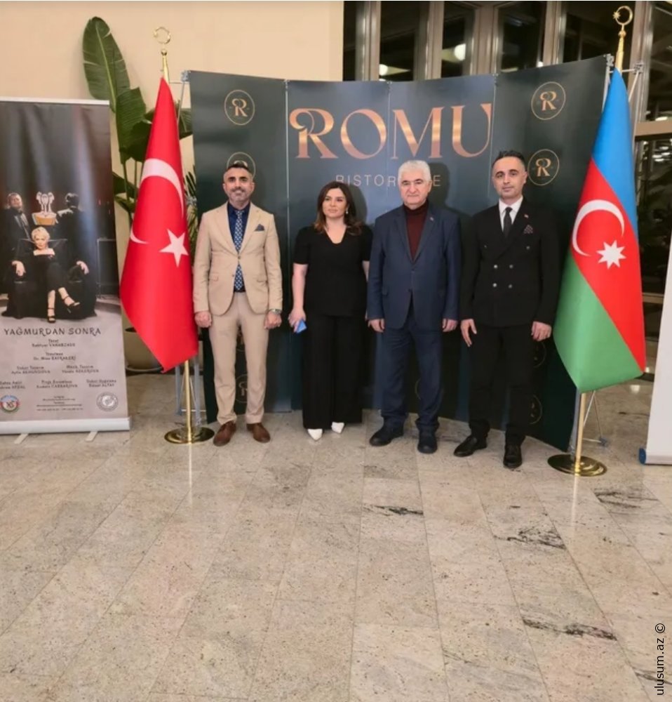 Azərbaycanlı həkimlər Həmrəylik Günündə teatr tədbirində bir araya gəliblər