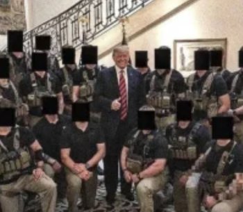 Tramp Maduronu ələ keçirən hərbçilərlə şəkil ÇƏKDİRDİ