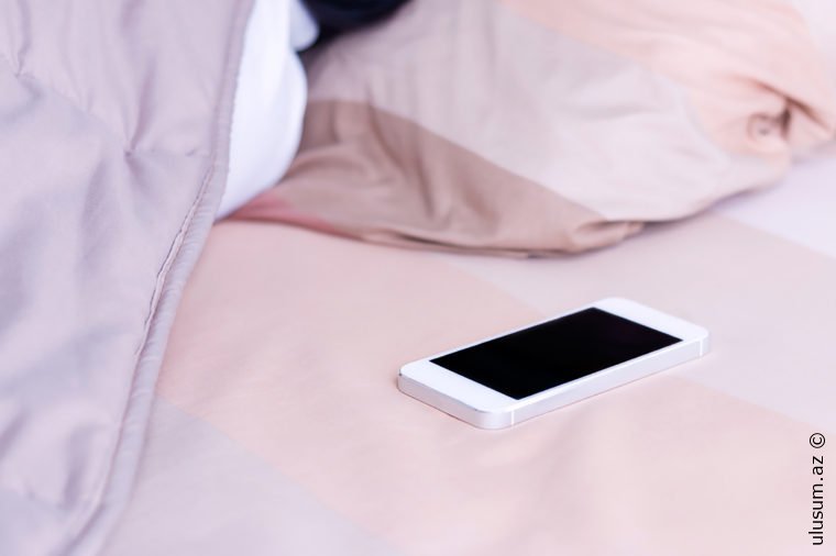 Yatarkən telefonu yastıq altına qoymaq təhlükəlidir