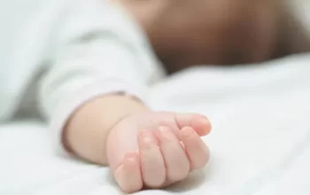 Gəncədə ana 40 günlük qızından imtina edib